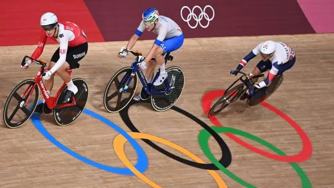 (From L) Switzerland's Thery Schir, Italy's Elia Viviani and Britain's Matthew Walls compete in the men's track cycling omnium elimination race during the Tokyo 2020 Olympic Games at Izu Velodrome in Izu, Japan, on August 5, 2021. (Photo by Peter PARKS / AFP)