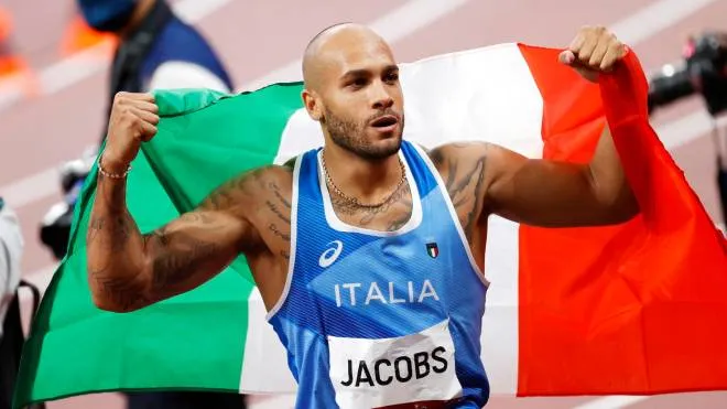 epa09385616 Lamont Marcell Jacobs of Italy celebrates after winning the Men's 100m final during the Athletics events of the Tokyo 2020 Olympic Games at the Olympic Stadium in Tokyo, Japan, 01 August 2021.  EPA/HOW HWEE YOUNG