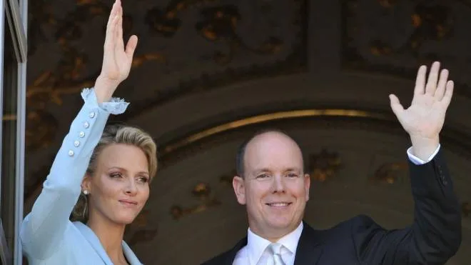 Il saluto de principe Alberto di Monaco e la principessa Charlene
   EPA/BRUNO BEBERT/POOL