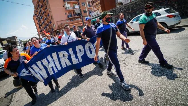 Il corteo dei lavoratori Whirpool indetto per le due ore di sciopero contro i licenziamenti previsti ad ottobre. Napoli 8 Luglio 2020. ANSA/CESARE ABBATE
