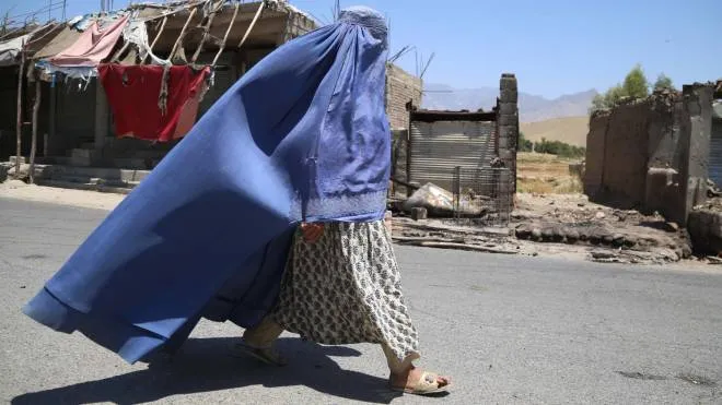 Una donna afghana con il burqa