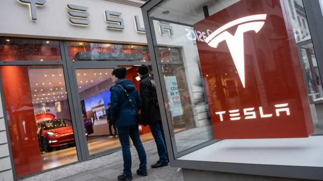 epa08967902 (FILE) - Pedestrians view vehicles in a Tesla showroom in Berlin, Germany, 01 March 2019 (reissued 26 January 2021). Tesla is to publish their 4th quarter 2020 results on 27 January 2021.  EPA/JENS SCHLUETER *** Local Caption *** 56440937