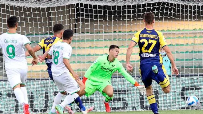 Sassuolo's Giacomo Raspadori scores the goal 0-1 during the Italian Serie A soccer match Hellas Verona FC vs US Sassuolo at the Marcantonio Bentegodi stadium in Verona, Italy, 21 August 2021. 
ANSA/EMANUELE PENNACCHIO