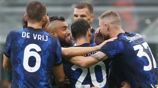 Inter Milan�s Arturo Vidal (C)  jubilates with his teammates after scoring goal of 3 to 0 during  the Italian serie A soccer match between FC Inter  and Genoa at Giuseppe Meazza stadium in Milan, 21 August 2021.
ANSA / MATTEO BAZZI