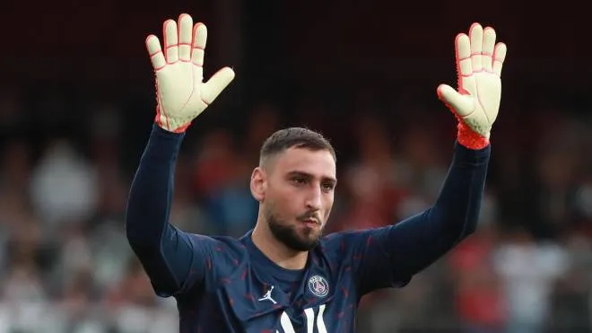 epa09422367 Paris Saint Germain goalkeeper Gianluigi Donnarumma greets the fans during the warm up prior to the French Ligue 1 soccer match between Paris Saint Germain and the Stade Brestois in Brest, France, 20 August 2021.  EPA/Christophe Petit Tesson