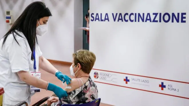 First vaccinations in the hub set up in the headquarters of Italian Industrial Confederation, in Rome, Italy, 01 June 2021.  ANSA/FABIO FRUSTACI