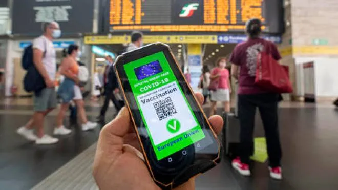 Una ricostruzione grafica del Green Pass, il certificato digitale Covid dell'UE,  all'interno della stazione Termini, Roma, 16 luglio 2021.
ANSA/ MASSIMO PERCOSSI