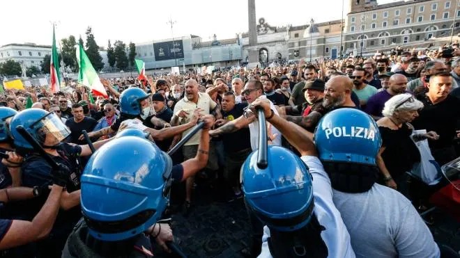 Scontri tra forze dell�ordine e dimostranti durante la manifestazione contro il green pass in piazza del Popolo, Roma 28 agosto 2021. 
ANSA/FABIO FRUSTACI