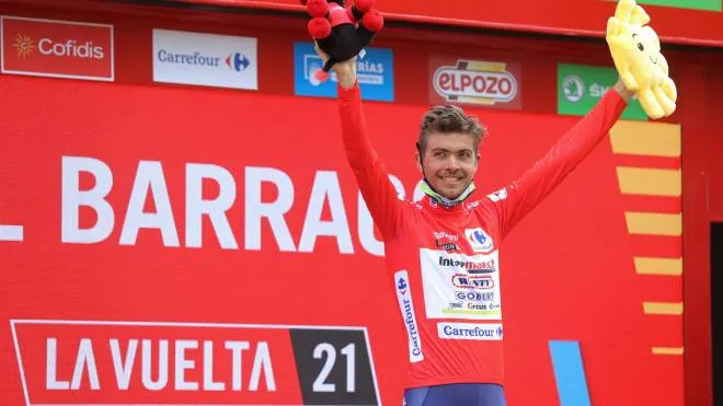 epa09435382 Overall leader, Norwegian Odd Christian Eiking, Intermarche, celebrates on the podium after the 15th stage of the Spanish Cycling Vuelta, a 197.5 km-long race between Navalmoral de la Mata (Caceres) and El Barraco (Avila), in Navalmoral de la Mata (Caceres), Spain, 29 August 2021.  EPA/Manuel Bruque