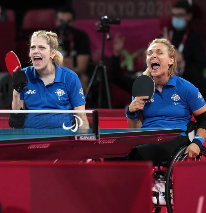 Giada Rossi e Michela Brunelli, da sinistra, terze nel tennistavolo paralimpico