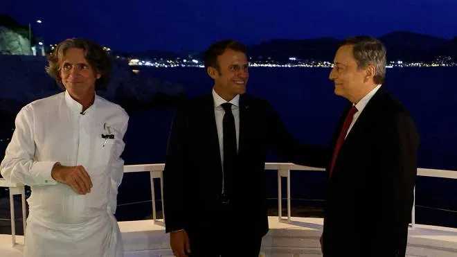 French President Emmanuel Macron (C), French chef Gerald Passedat (L) and Italian Prime Minister Mario Draghi meet before a dinner at the restaurant "Le Petit Nice" in Marseille on September 02, 2021. (Photo by Ludovic MARIN / AFP)