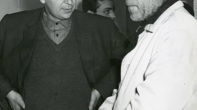 Michail “Mikis“ Theodorakis con Anthony Quinn (1915-2001), protagonista del celebre ballo in “Zorba il greco“. Sopra, in concerto
