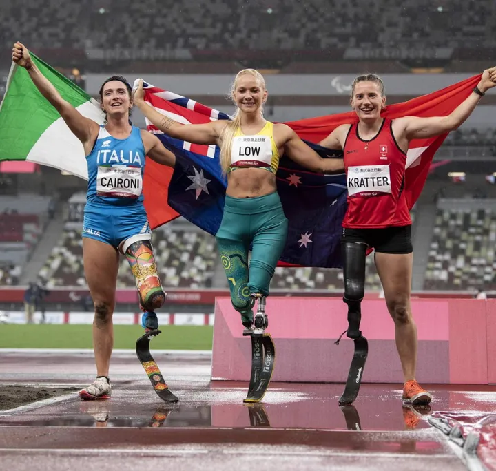 Dall’alto, Martina Caironi a sinistra con le altre compagne di podio nella gara del salto in lungo di ieri, e uno dei salti che sono valsi l’argento all’azzurra