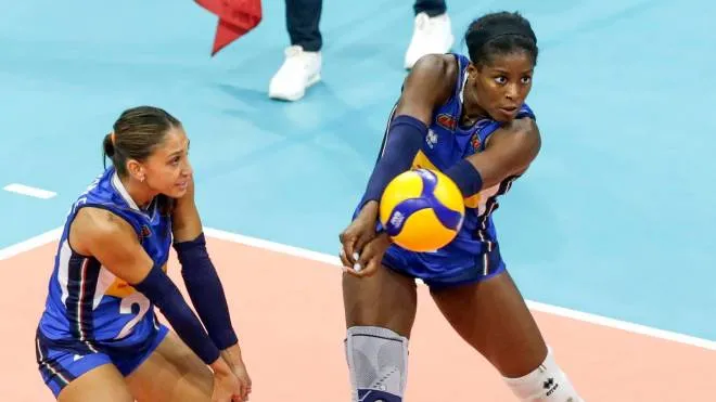 epa09446260 Italy's Miriam Fatime Sylla (R) in action during the 2021 Women's European Volleyball Championship, semifinal match between the Netherlands and Italy in Belgrade, Serbia, 03 September 2021.  EPA/ANDREJ CUKIC
