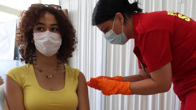 Una ragazza viene immunizzata con il vaccino Pfizer contro il coronavirus