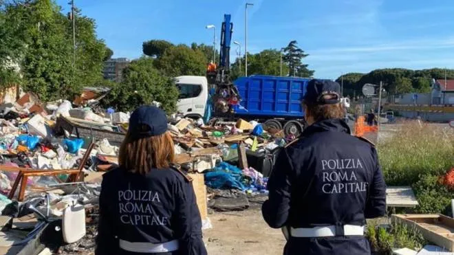 Sgombero dei rifiuti al campo rom di via Giordani