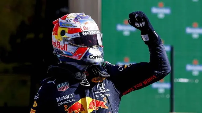 epa09447293 Max Verstappen (Red Bull Racing) cheers after taking pole position during qualifying of the Formula 1 Grand Prix of the Netherlands at the Zandvoort circuit, in Zandvoort, The Netherlands, 04 September 2021. The Formula One Grand Prix of the Netherlands, which takes place on 05 September, will be held at Circuit Zandvoort for the first time in 36 years, with about 70,000 visitors expected.  EPA/KOEN VAN WEEL