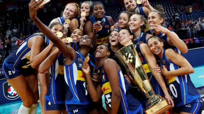 Italy's players celebrate with the trophy after winning the CEV EuroVolley 2021 women's volleyball final match between Serbia and Italy, in Belgrade on September 4, 2021. (Photo by PEDJA MILOSAVLJEVIC / AFP)