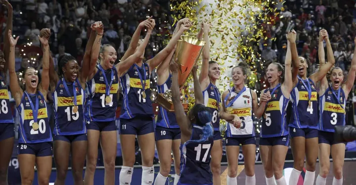 L’Italvolley femminile festeggia il campionato Europeo vinto a Belgrado: grazie a questa vittoria entreranno nelle casse della Federvolley 500mila euro