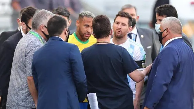 epa09450172 Brazil's Neymar Jr (C-L) and Argentina's Lionel Messi (C-R) speak with Brazilian health officials after they stopped the South American qualifier soccer match for the Qatar 2022 World Cup between Brazil and Argentina at Arena do Sao Paulo stadium in Sao Paulo, Brazil, 05 September 2021.  EPA/Sebastiao Moreira