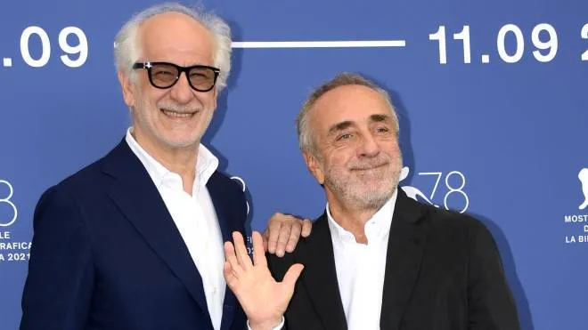 . Toni Servillo (62 anni) e Silvio Orlando (64, a destra), sono i protagonisti del film Ariaferma diretto da Leonardo Di Costanzo