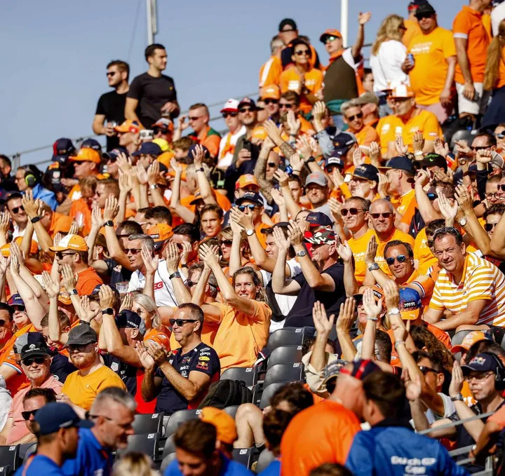 La marea arancione di Zandvoort in delirio per la vittoria di Verstappen