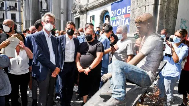 Giuseppe Conte, presidente M5S con il padre di Genny vittima innocente della camorra 