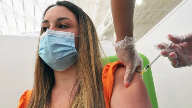 Una ragazza tra i 12 e i 18 anni riceve la dose di vaccino contro il Coronavirus