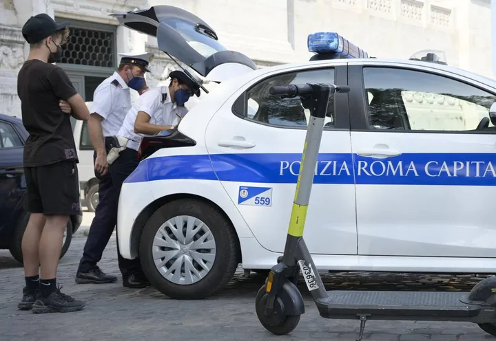 La polizia locale impegnata in una verifica sui monopattini a Roma