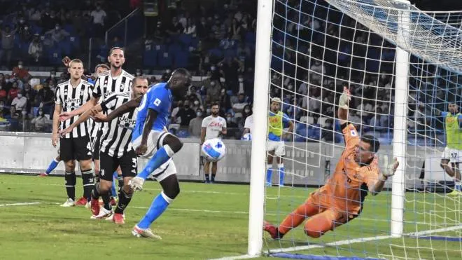Kalidou Koulibaly of Napoli scores the 2-1 goal during the Italian Serie A soccer match Ssc Napoli vs Juventus FC  at  Diego Armando Maradona Stadium in Naples,  Italy, 11 September 2021. ANSA / CIRO FUSCO