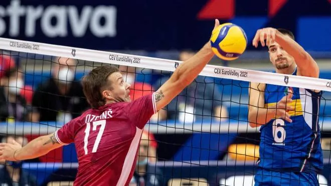 epa09463736 Atvars Ozoli?s of Latvia (L) in action against Simone Giannelli of Italy (R) during the EuroVolley 2021 Men Round of 8 match between Italy and Latvia in Ostrava, Czech Republic, 12 September 2021.  EPA/LUKAS KABON