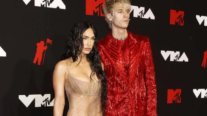 epa09464702 US actress Megan Fox (L) and US rapper Machine Gun Kelly (R) arrive on the red carpet for the MTV Video Music Awards at the Barclays Center in Brooklyn, New York, USA, 12 September 2021.  EPA/JASON SZENES