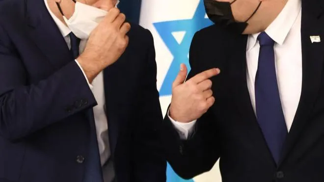 Il ministro degli esteri Yair Lapid (57 anni) con il premier Naftali Bennett (49)