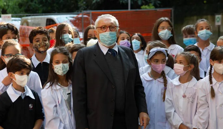 Il ministro dell’Istruzione Patrizio Bianchi, 69 anni, ieri alla scuola elementare ’Carducci’ di Bologna