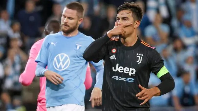 epa09468694 Juventus' Paulo Dybala (R) celebrates after scoring his team's second goal during the UEFA Champions League group H soccer match between Malmo FF and Juventus FC at Malmoe New Stadium in Malmoe, Sweden, 14 September 2021.  EPA/Andreas Hillergren/TT SWEDEN OUT
