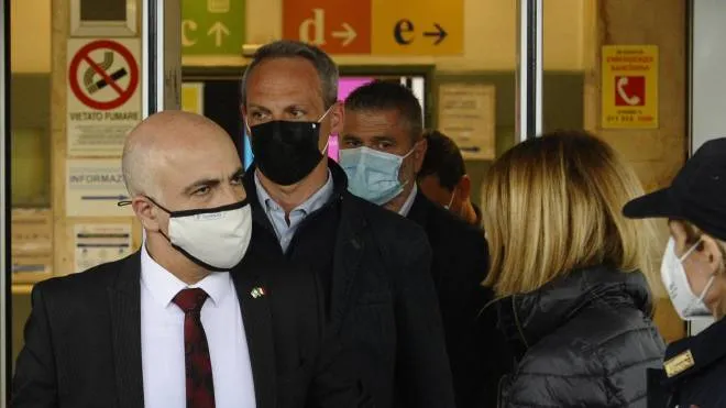 Dror Eydar, 54 anni, il 24 maggio mentre esce dall’ospedale di Torino dopo la visita a Eitan il giorno dopo la strage della funivia