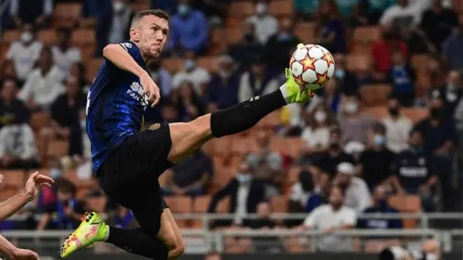 Inter Milan's Croatian midfielder Ivan Perisic goes for the ball during the UEFA Champions League Group D football match between Inter Milan and Real Madrid on September 15, 2021 at the San Siro stadium in Milan. (Photo by MIGUEL MEDINA / AFP)