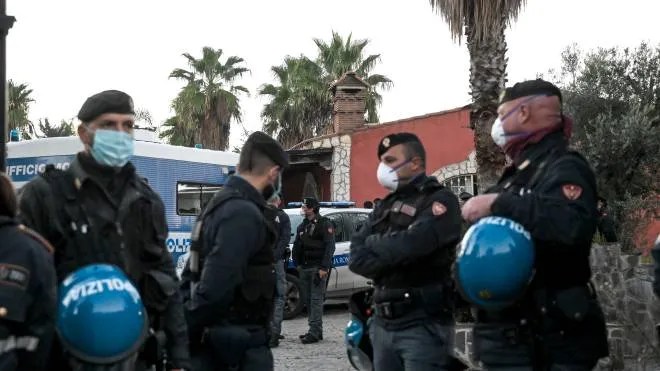 Il blitz della polizia nella villa Casamonica in via Fratelli Marchetti Longhi a Roma