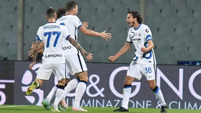 inter's defender Matteo Darmian (R) celebrates with his teammates after scoring during the Italian Serie A soccer match between ACF Fiorentina and Fc Inter at the Artemio Franchi stadium in Florence, Italy, 21 September 2021. ANSA/CLAUDIO GIOVANNINI