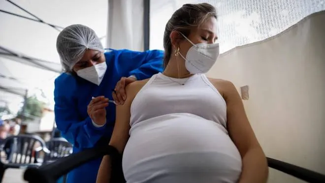Medical personnel administer a dose of the Moderna vaccine to a pregnant woman, at the Hospital Materno Infantil from Barrio Trinidad of Asuncion, Paraguay, 09 June 2021. ANSA/Nathalia Aguilar