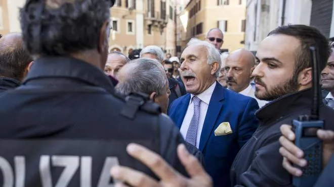 L'ex Generale Antonio Pappalardo manifesta a Montecitorio contro il governo, Roma, 11 ottobre 2017.
ANSA/MASSIMO PERCOSSI