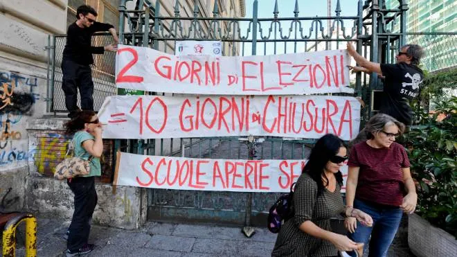 Protesta davanti alla scuola "Cuoco-Schipa" che per le elezioni comunali rimarrà chiusa fino all'11 ottobre