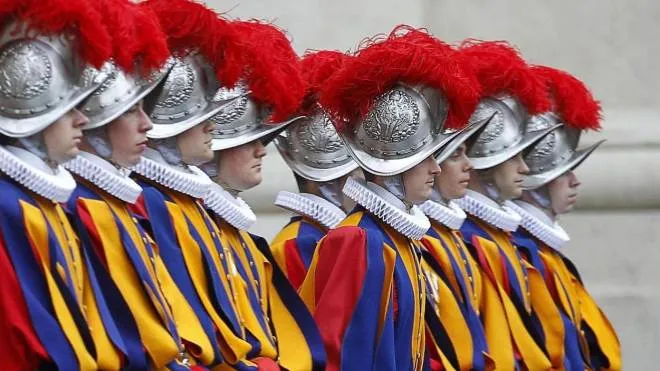 Sono 135 le guardie svizzere che proteggono il Papa: il corpo è stato costituito nel 1506 da Giulio II