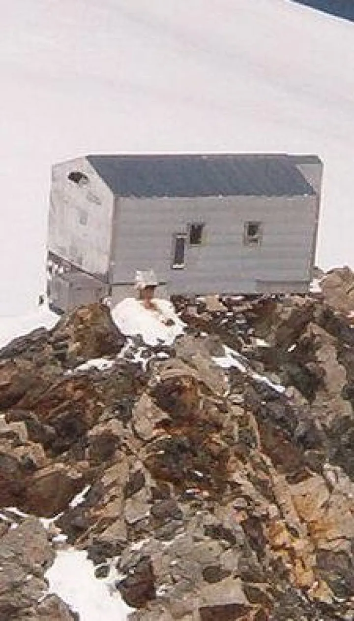 Il bivacco Vallot dove i tre alpinisti sono riusciti a mettersi in salvo