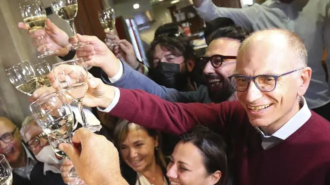 Enrico Letta, 55 anni, segretario del Partito Democratico, festeggia in piazza del Campo subito dopo la vittoria