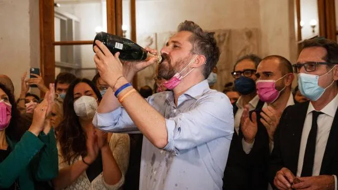 Matteo Lepore, 41 anni, festeggia la vittoria a palazzo D’Accursio. A destra il suo predecessore Virginio Merola, 66