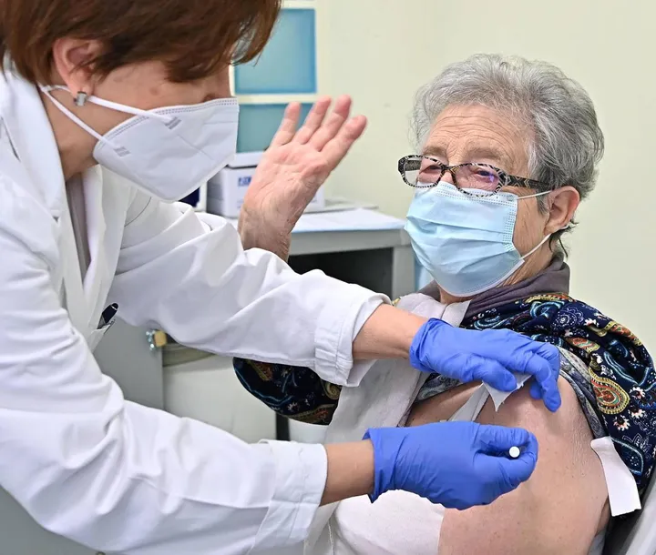 Una over 80 riceve la terza dose del vaccino anti covid un ambulatorio di Torino