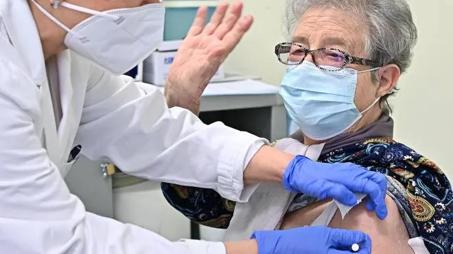 Una over 80 riceve la terza dose del vaccino anti covid un ambulatorio di Torino
