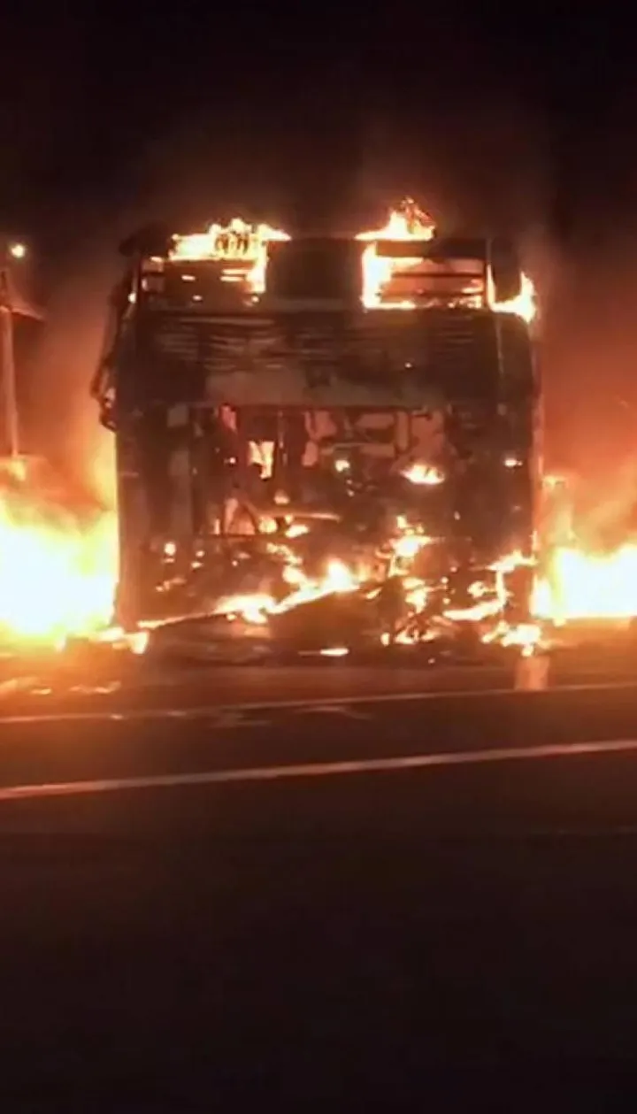 Le fiamme nel deposito dell’Atac hanno distrutto 26 autobus