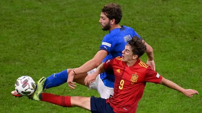 epa09509935 Manuel Locatelli (L) of Italy in action against Gavi (R) of Spain during the UEFA Nations League semi final soccer match between Italy and Spain in Milan, Italy, 06 October 2021.  EPA/Marco Betorello / POOL